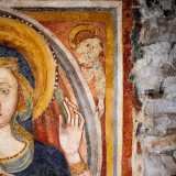 � possibile quindi ammirare la raffinata aureola mariana e la mandorla policroma in cui � inclusa la Vergine (che simula la luce dell�empireo)...